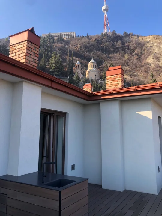 ბინა მთაწმინდაზე — ფოტოები