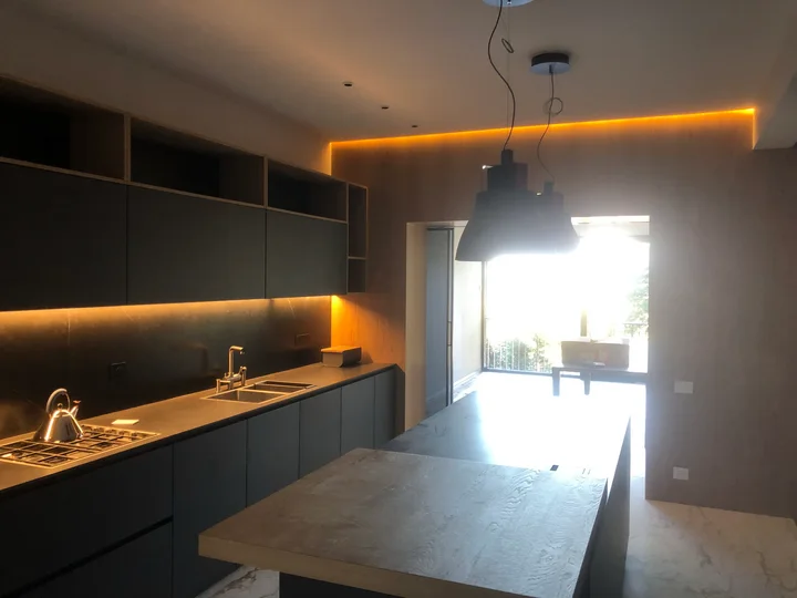 სახლის რეკონსტრუქცია წყნეთში — ფოტოები
